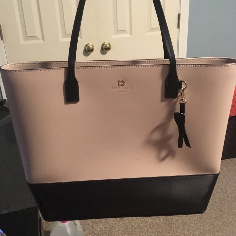 Authentic Kate spade bag (excludes bow keychain)